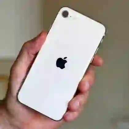Thay kính lưng iPhone SE 2022 chính hãng GENA 2