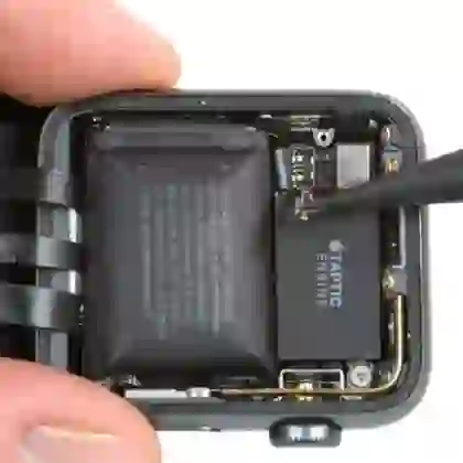 Thay pin  Apple Watch Series 2 chính hãng Aries 1