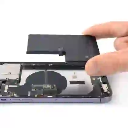Thay pin iPhone 15 Pro chính hãng Pisen 3