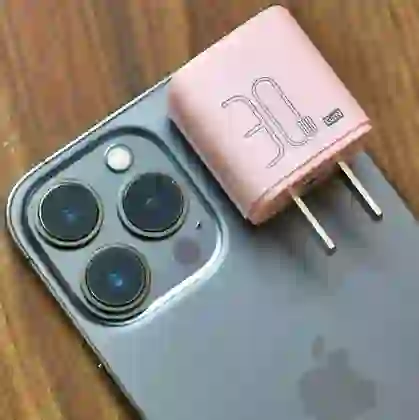 wp-content/uploads/images/products/243631/sac-pisen-quick-mr-white-tiny-usb-c-30w-17754679574545.png