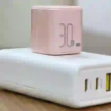 wp-content/uploads/images/products/243631/sac-pisen-quick-mr-white-tiny-usb-c-30w-17754679698976.png