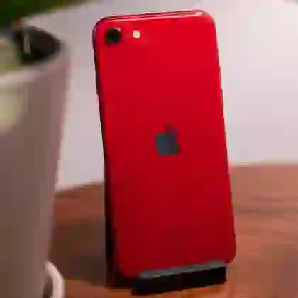 Thay kính lưng iPhone SE 2022 chính hãng GENA 3