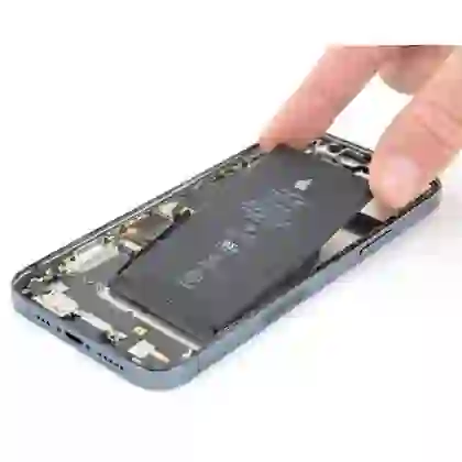 Thay pin iPhone 15 Plus chính hãng Pisen 5