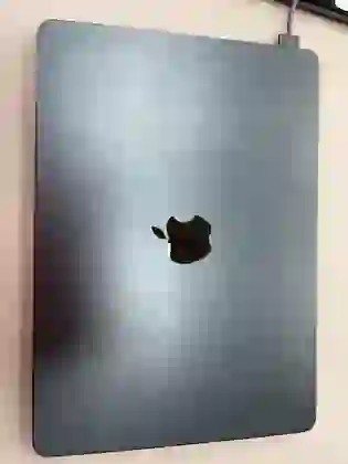 APPLE MACBOOK AIR 13 M3 8CPU 8GPU 8GB 256GB 2024 ĐEN SẠC 30W (MRXV3) CŨ - TRẦY XƯỚC - ****314R32 - 2