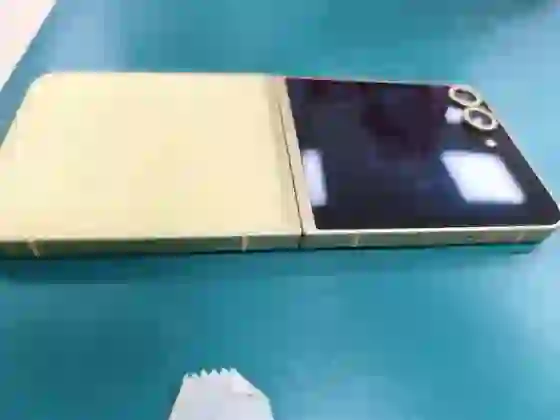 Samsung Galaxy Z Flip6 5G 256GB - Cũ trầy xước - Vàng - ***********101601 - 5
