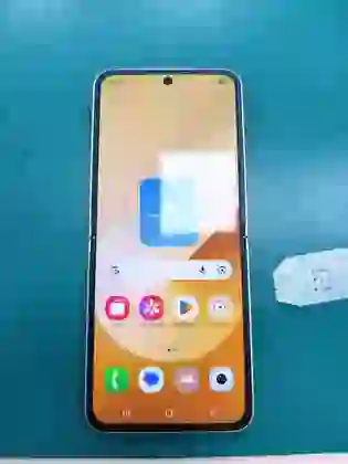 Samsung Galaxy Z Flip6 5G 256GB - Cũ trầy xước - Vàng - ***********101601 - 1