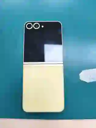 Samsung Galaxy Z Flip6 5G 256GB - Cũ trầy xước - Vàng - ***********101601 - 3