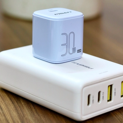 wp-content/uploads/images/products/243631/sac-pisen-quick-mr-white-tiny-usb-c-30w-17754678928418.png