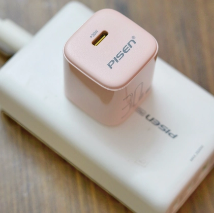 wp-content/uploads/images/products/243631/sac-pisen-quick-mr-white-tiny-usb-c-30w-17754679043134.png