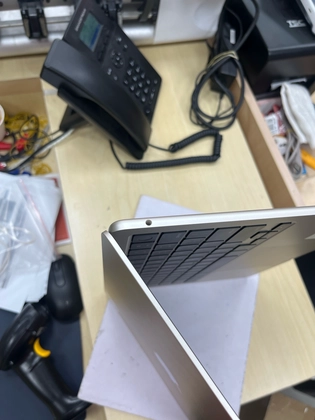 Macbook Air M2 13 inch 8GB 256GB 2022 - Cũ trầy xước - Trắng vàng - YTJP7M - 9