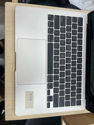 Macbook Air M2 13 inch 8GB 256GB 2022 - Cũ trầy xước - Trắng vàng - YTJP7M - 4