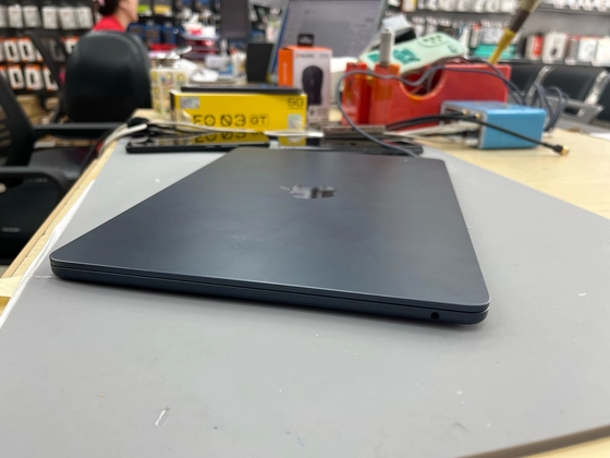 APPLE MACBOOK AIR 13 M3 8CPU 8GPU 8GB 256GB 2024 ĐEN SẠC 30W (MRXV3) CŨ - TRẦY XƯỚC - 314R32 - 6