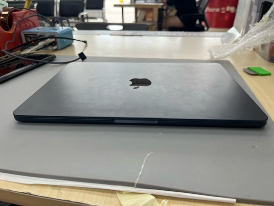 APPLE MACBOOK AIR 13 M3 8CPU 8GPU 8GB 256GB 2024 ĐEN SẠC 30W (MRXV3) CŨ - TRẦY XƯỚC - 314R32 - 8