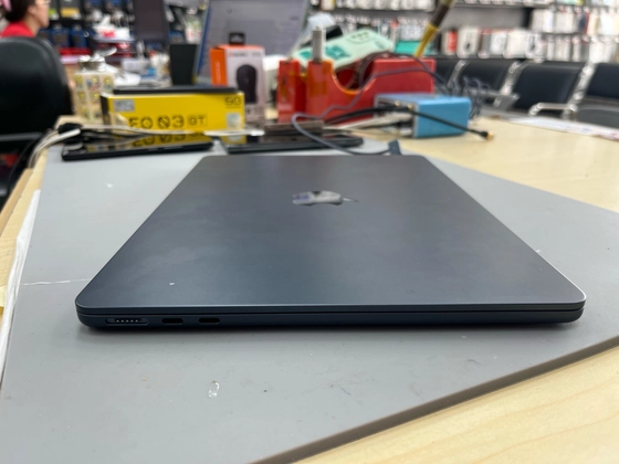 APPLE MACBOOK AIR 13 M3 8CPU 8GPU 8GB 256GB 2024 ĐEN SẠC 30W (MRXV3) CŨ - TRẦY XƯỚC - 314R32 - 7